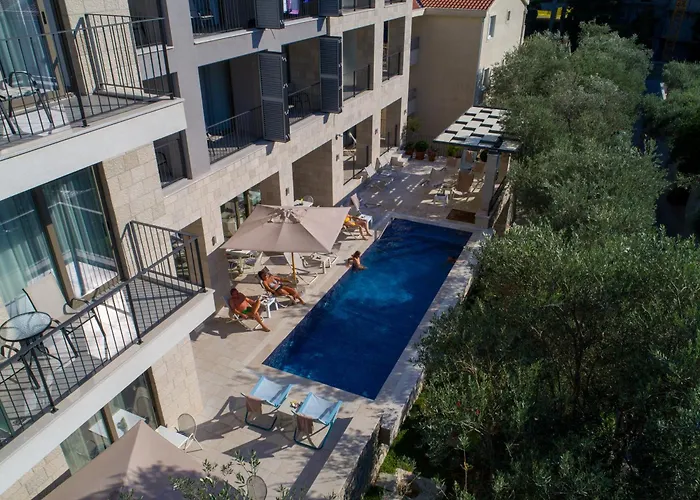 Petrovac Hotels