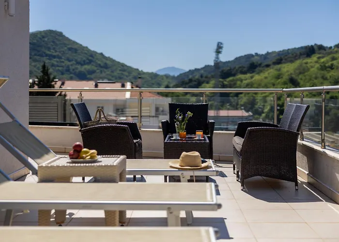 Petrovac hotels near Lucice