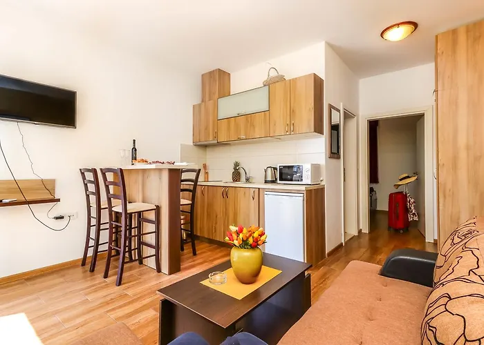 Budva hotels near Tq Plaza