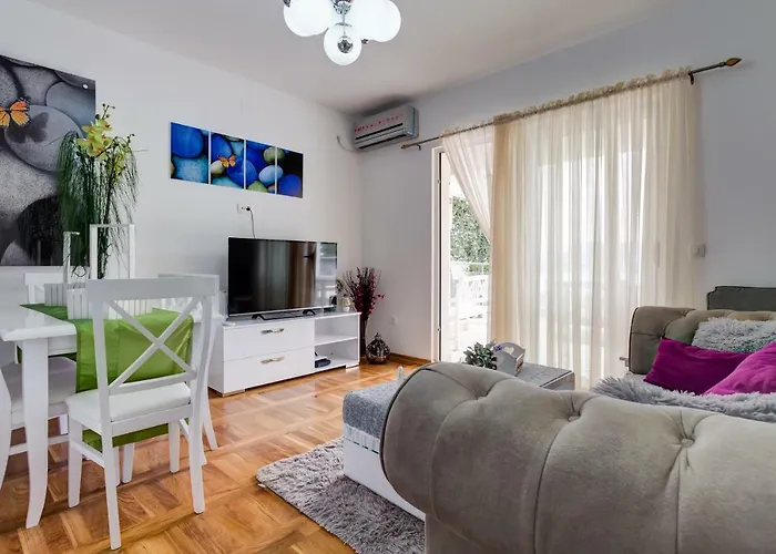 Sveti Stefan hotels near Milocer beach